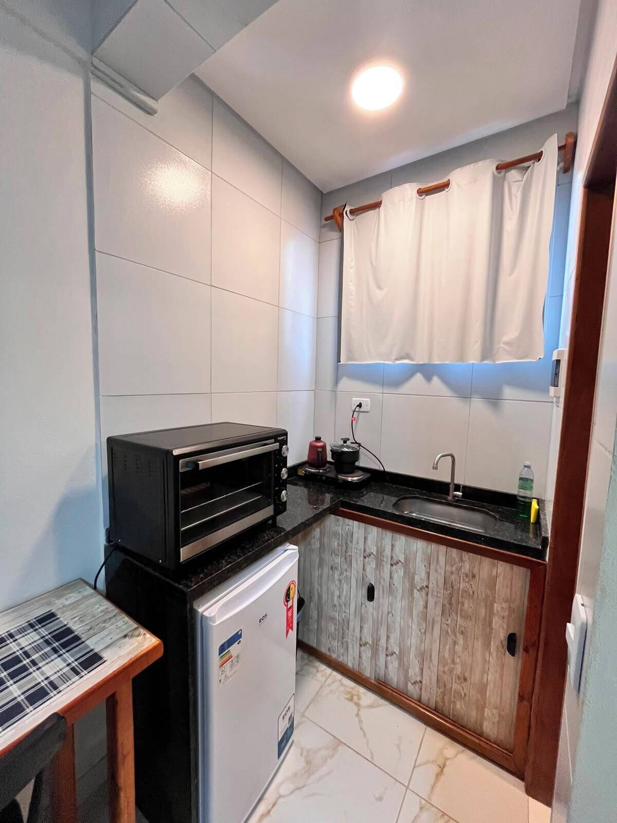 Private kitchen | Mini-fridge, oven, stovetop, cookware/dishes/utensils