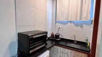 Private kitchen | Mini-fridge, oven, stovetop, cookware/dishes/utensils