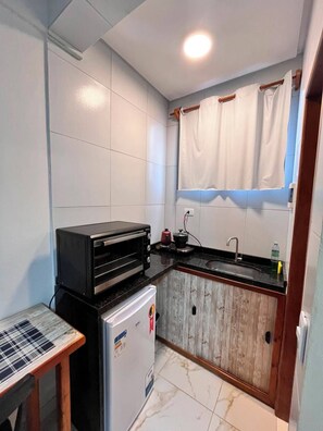 Cozinha privada | Frigobar, fogão, cooktop, talheres/pratos/utensílios de cozinha