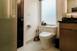 Een douche, een haardroger, handdoeken, zeep