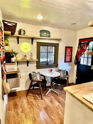 Dining - Crown Jewel Garden Cottage- Country Club Village-Priv. yard-Pet Friendly. (Wichita Falls)