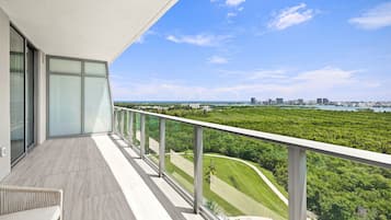 Varanda com vista para o horizonte urbano e paisagem verde.