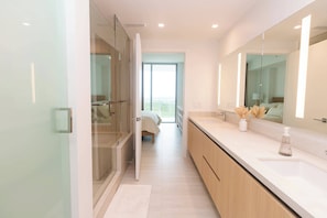 Bathroom - Breathtaking water views - North Miami (North Miami)