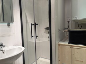 Dusj, håndklær, såpe og toalettpapir