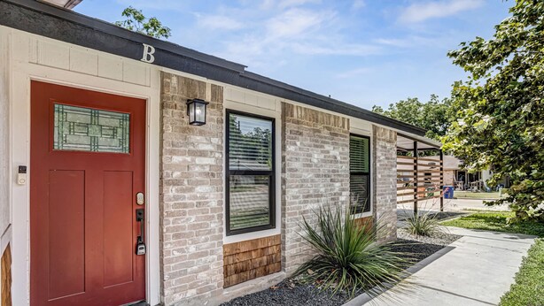 A building with a red door, a brick facade, and a letter 'B' above the entrance. - East Austin Home for 4 w/ BBQ Grill, Near DT! (Austin)