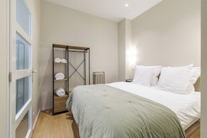 A bedroom with a bed, a wardrobe, and a radiator. - Roch - NEW renovated 1BR w balcony - Castle Hill (Nice)