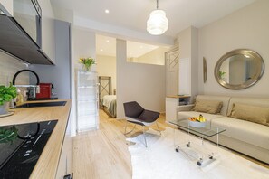 Ein modernes Wohnzimmer mit einer Küche, einem Essbereich und einer Sitzecke.
