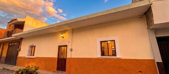 Cozy 2-Bed House Near Downtown, AC, Fast WiFi, Early Check-In & Late Check-Out