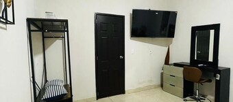 Cozy 2-Bed House Near Downtown, AC, Fast WiFi, Early Check-In & Late Check-Out