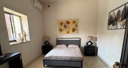 Cozy 2-Bed House Near Downtown, AC, Fast WiFi, Early Check-In & Late Check-Out