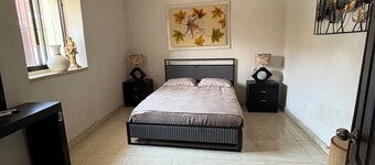 Cozy 2-Bed House Near Downtown, AC, Fast WiFi, Early Check-In & Late Check-Out
