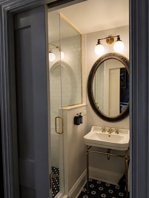 Doppelzimmer | Badezimmer | Dusche, kostenlose Toilettenartikel, Haartrockner, Handtücher