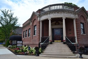 Point of interest - The Library Historic Hotel (St. Joseph)