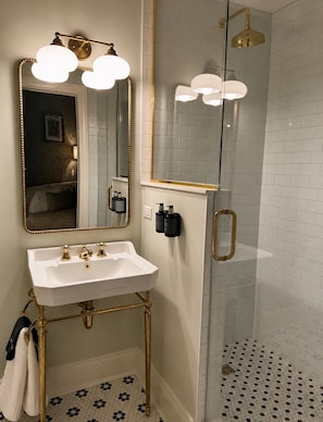Double Room | Bathroom | Shower, free toiletries, hair dryer, towels - The Library Historic Hotel (Saint Joseph)