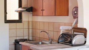 Eine Küche mit Herd, Spüle und Toaster auf der Arbeitsplatte.
