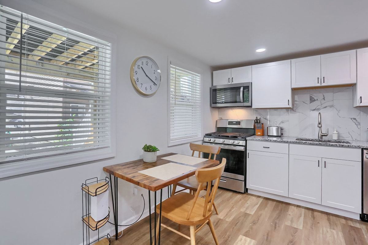 Coffee/tea maker, fridge, microwave, oven
