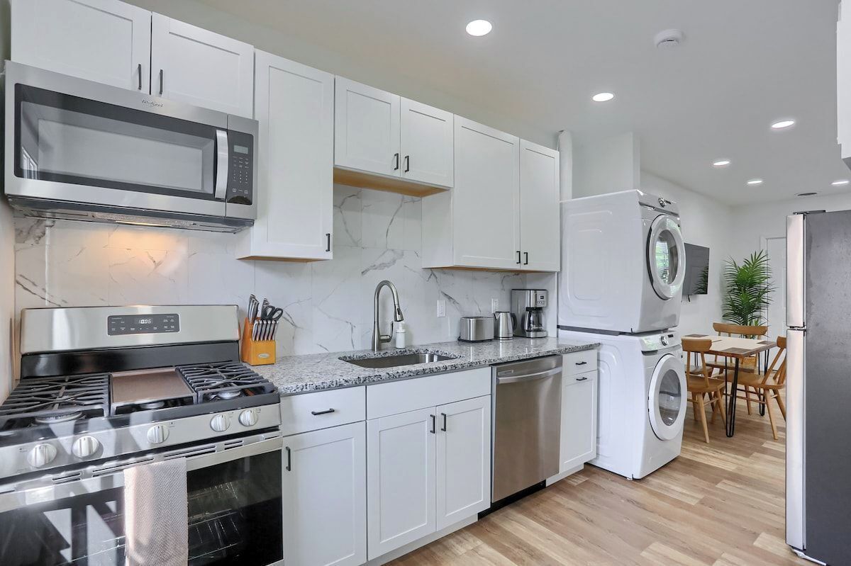 Coffee/tea maker, fridge, microwave, oven