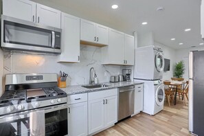 Private kitchen - Pittsburgh, Millvale Stylish 2BD with Parking (Millvale)