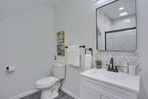 Bathroom - Pittsburgh, Millvale Stylish 2BD with Parking (Millvale)