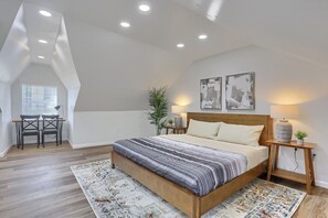 Tabla de planchar con plancha, wifi gratis, ropa de cama
