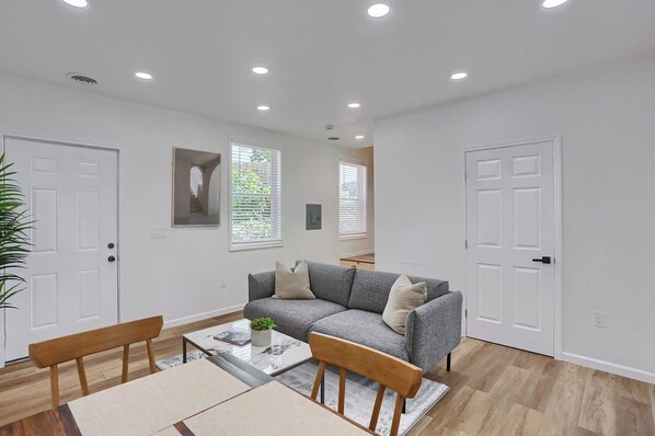 Living area - Pittsburgh, Millvale Stylish 2BD with Parking (Millvale)
