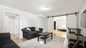 Ein modernes Wohnzimmer mit Sofa, Couchtisch und TV-Möbel.