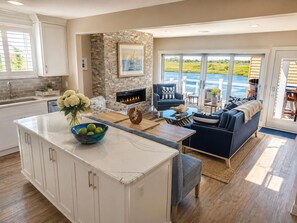 Living area - Luxury Private Retreat , Bay Views, Walk to Beach & Dining (Ventnor City)