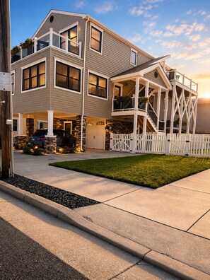 Exterior - Luxury Private Retreat , Bay Views, Walk to Beach & Dining (Ventnor City)