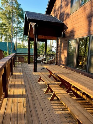Outdoor dining - Devils Lake home, hike , golf, ski. 3-bedroom house in peaceful Baraboo (Baraboo)