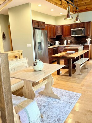 Dining - Devils Lake home, hike , golf, ski. 3-bedroom house in peaceful Baraboo (Baraboo)