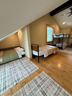 Iron/ironing board, WiFi, bed sheets - Devils Lake home, hike , golf, ski. 3-bedroom house in peaceful Baraboo (Baraboo)
