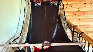 Ein Basketballkorb mit zwei Bällen und einem Netz.