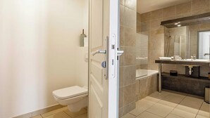 A modern bathroom with a toilet, shower, and sink. - THE PERFECT COMBINATION OF COMFORT, CONVENIENCE & A PRIME CENTRAL LOCATION. (Cannes)