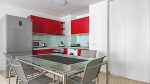 Private kitchen - THE PERFECT COMBINATION OF COMFORT, CONVENIENCE & A PRIME CENTRAL LOCATION. (Cannes)