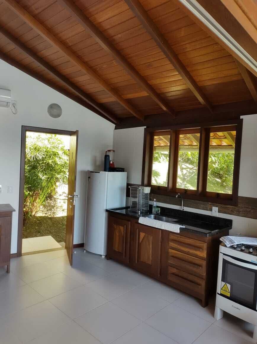 Refrigerador, horno, utensilios de cocina, mesa de comedor