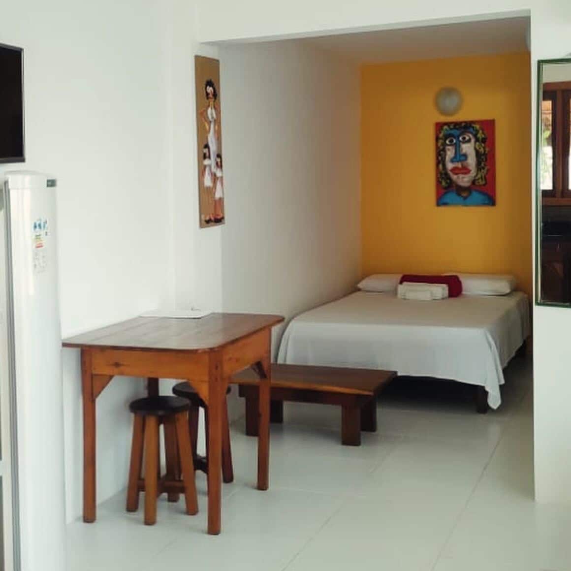 Espacio para trabajar con laptop y cortinas blackout 