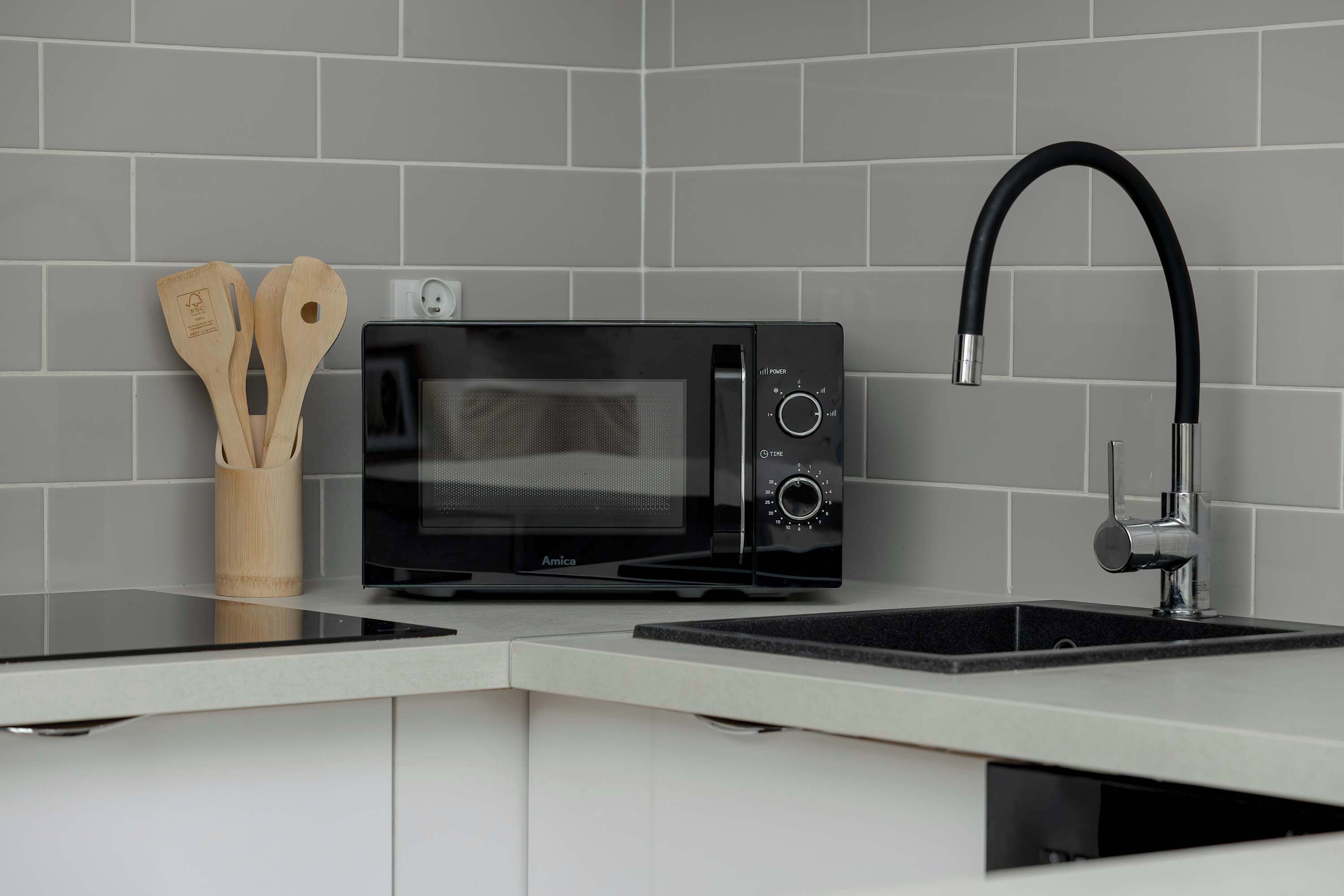 Een koffiezetapparaat/waterkoker, een koelkast, een microgolfoven