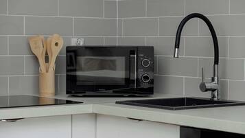 Een koffiezetapparaat/waterkoker, een koelkast, een microgolfoven