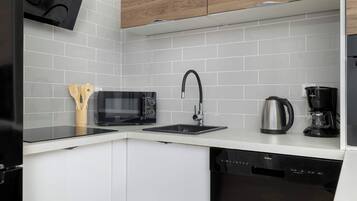 Coffee/tea maker, fridge, microwave, oven