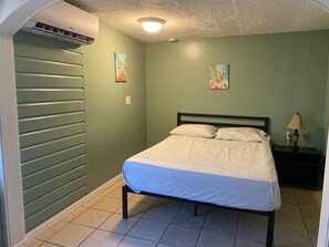 1 slaapkamer, een strijkplank/strijkijzer, wifi, beddengoed