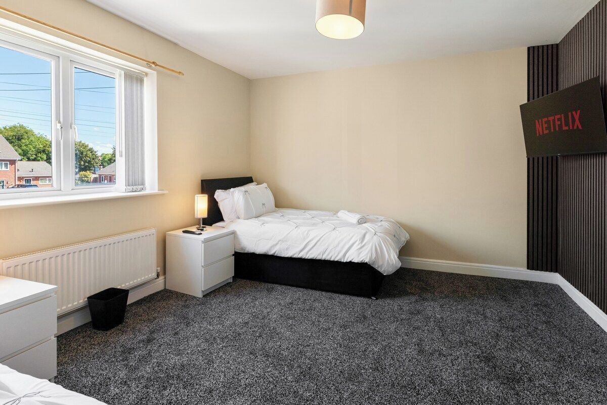 Iron/ironing board, free WiFi, bed sheets