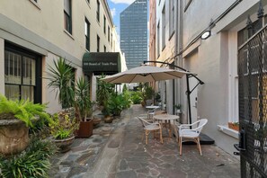 Outdoor dining - The Melody Master Suite  in the Heart of NOLA (New Orleans)