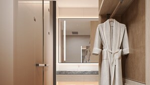 Phòng đôi Superior, quang cảnh thành phố | Phòng tắm | Buồng tắm vòi sen, máy sấy tóc, khăn tắm, xà phòng