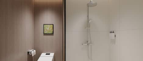 Un baño moderno con inodoro, bidé y ducha.