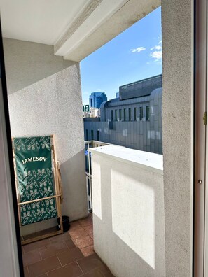 Ein Balkon mit Blick auf ein Gebäude und ein grünes Banner mit dem Jameson-Logo.
