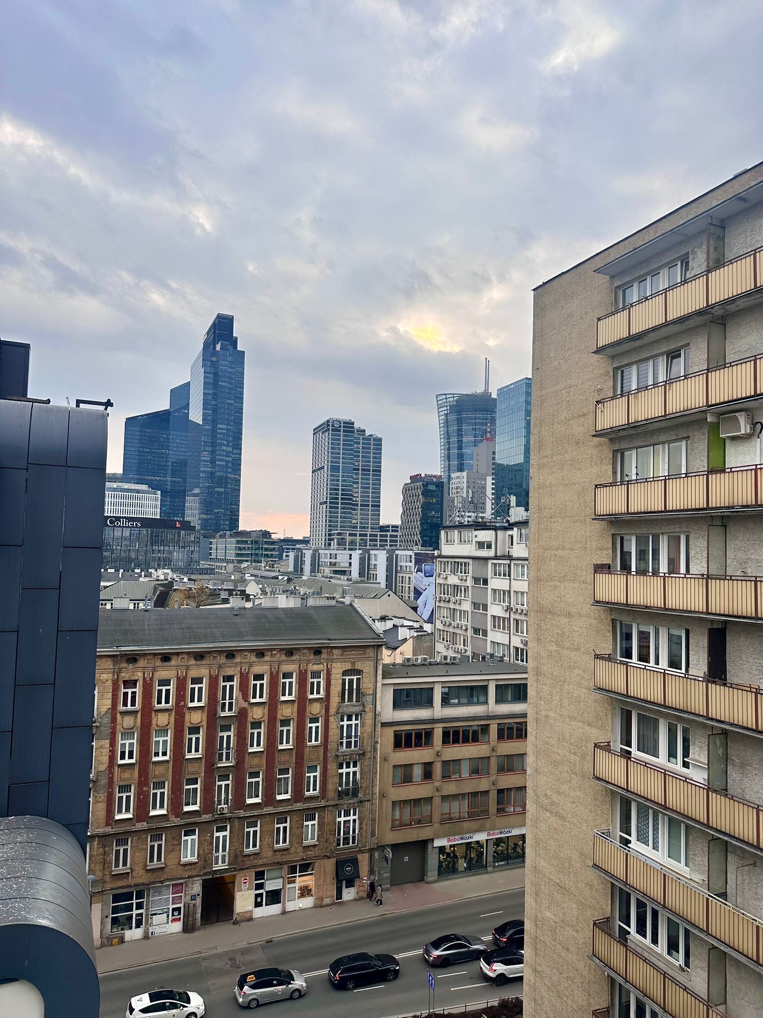 Eine Stadtansicht mit modernen Wolkenkratzern und einer Mischung aus älterer Architektur.