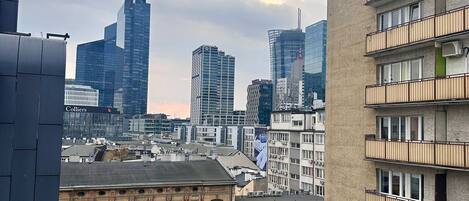 Un paisaje urbano con modernos rascacielos y una mezcla de edificios antiguos.