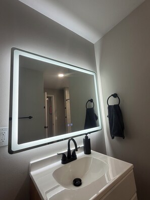 Shower, towels, toilet paper - Cozy Private Rooms Near Denver Airport (Commerce City)