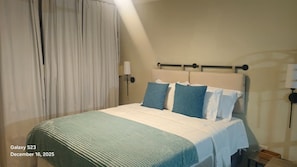 Room - Cozy 2 Bedroom Loft Condo with Hill Views, WiFi, 24/7 Security and Solar Powered (Kingston)