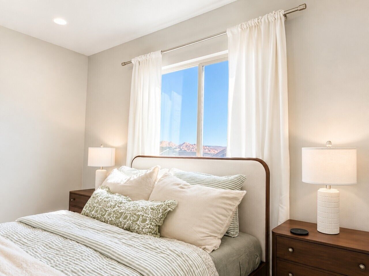 Desk, iron/ironing board, travel cot, WiFi